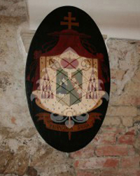 Fára festett hercegprímás címer